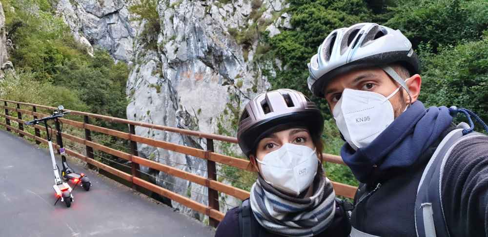 Juanma y Elena de Van and to Discover haciendo la Senda del Oso con patinetes elรฉctricos