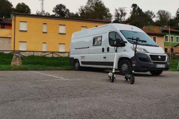 Furgoneta camper y patinetes elรฉctricos de Van and to Discover en el estacionamiento al inicio de la Senda del Oso