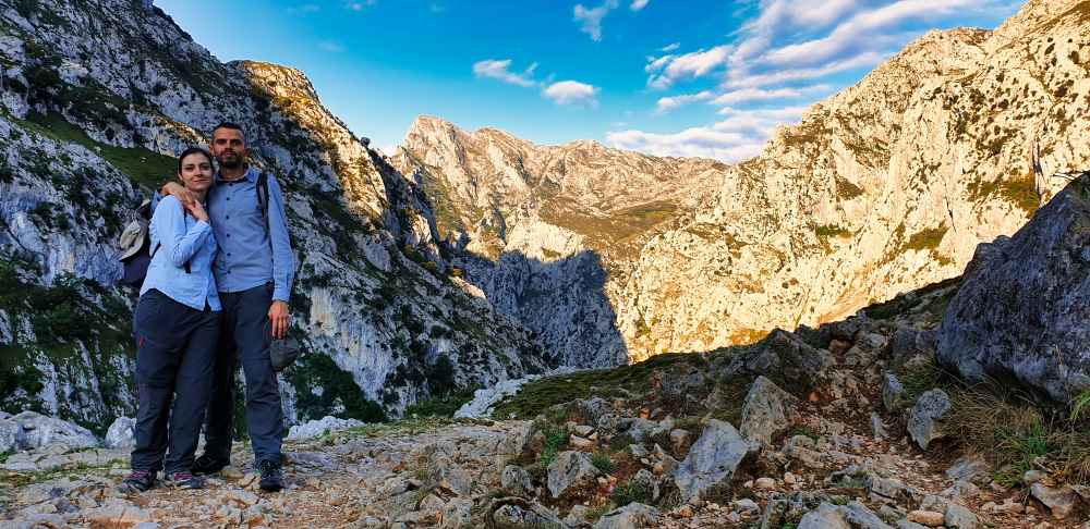 Juanma y Elena de Van and to Discover haciendo senderismo en la Ruta del Cares en los Picos de Europa