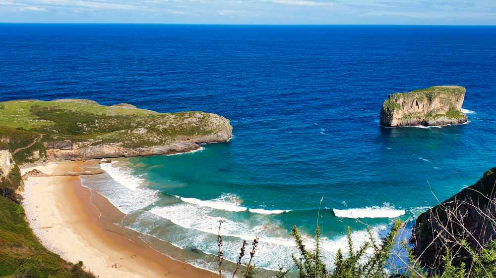 Vista desde el mirador de la Playa de Ballota y su islote, costa de Asturias