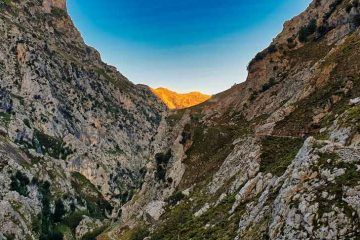 Garganta Divina y desfiladero durante la Ruta del Cares en los Picos de Europa - Van and to Discover