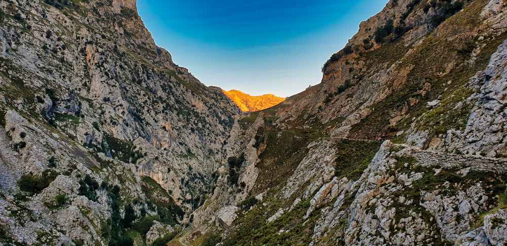Garganta Divina y desfiladero durante la Ruta del Cares en los Picos de Europa - Van and to Discover
