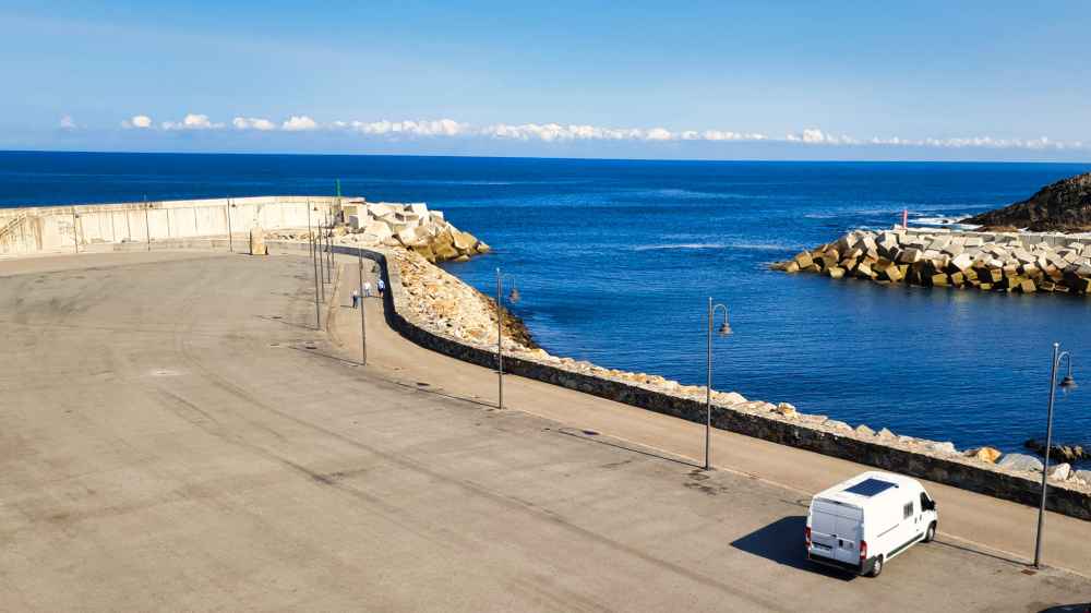 Lugar de estacionamiento de la furgoneta camper de Van and to Discover en Puerto de Vega