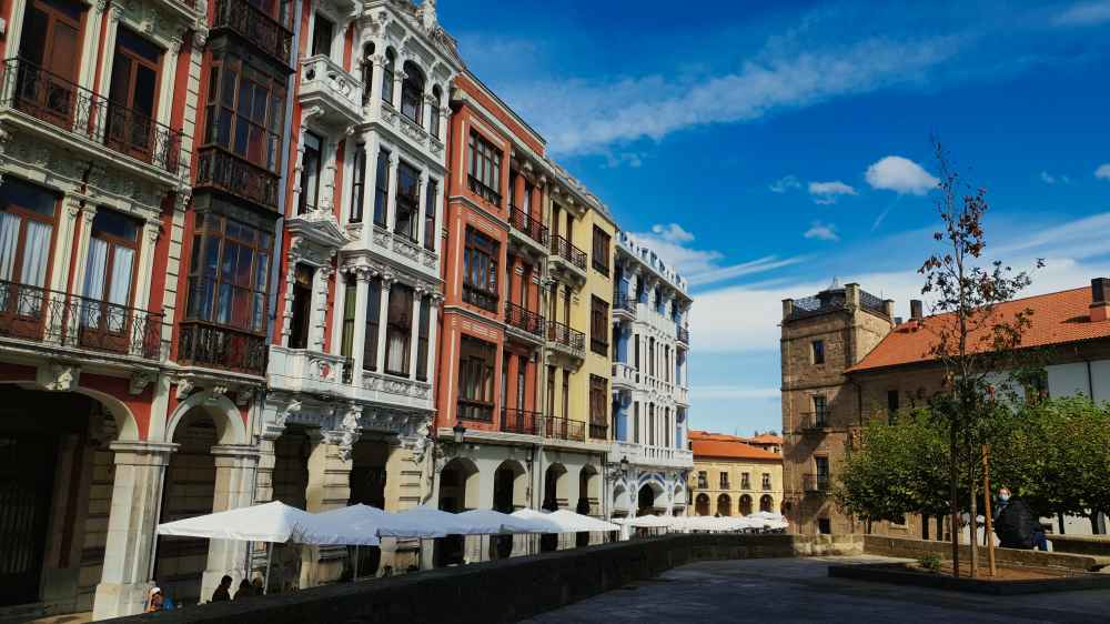 Edificios tradicionales con soportales en el centro histórico de Avilés durante el viaje en furgoneta camper de Van and to Discover