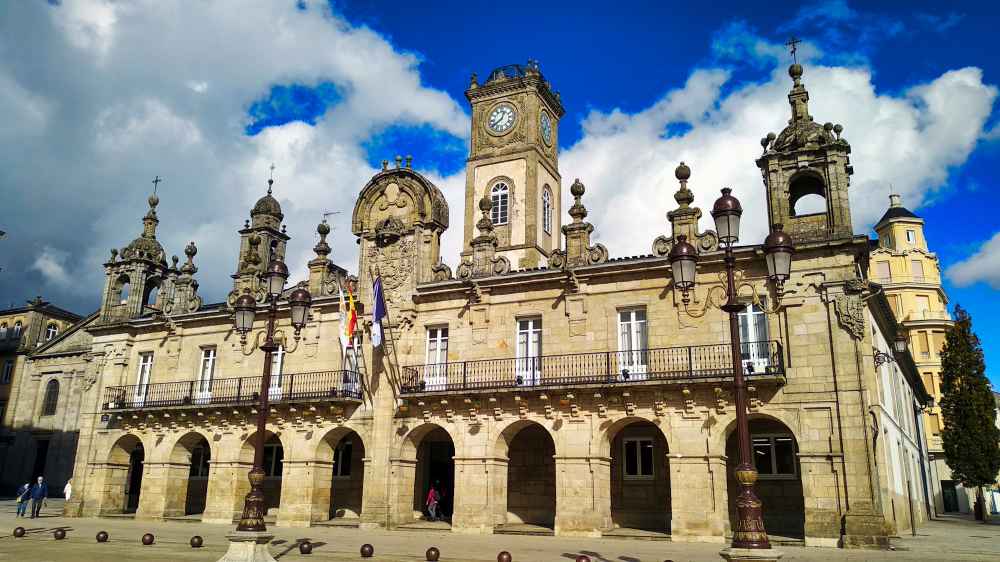 Van and to Discover visitando el Ayuntamiento de Lugo en su viaje a Lugo en furgoneta camper
