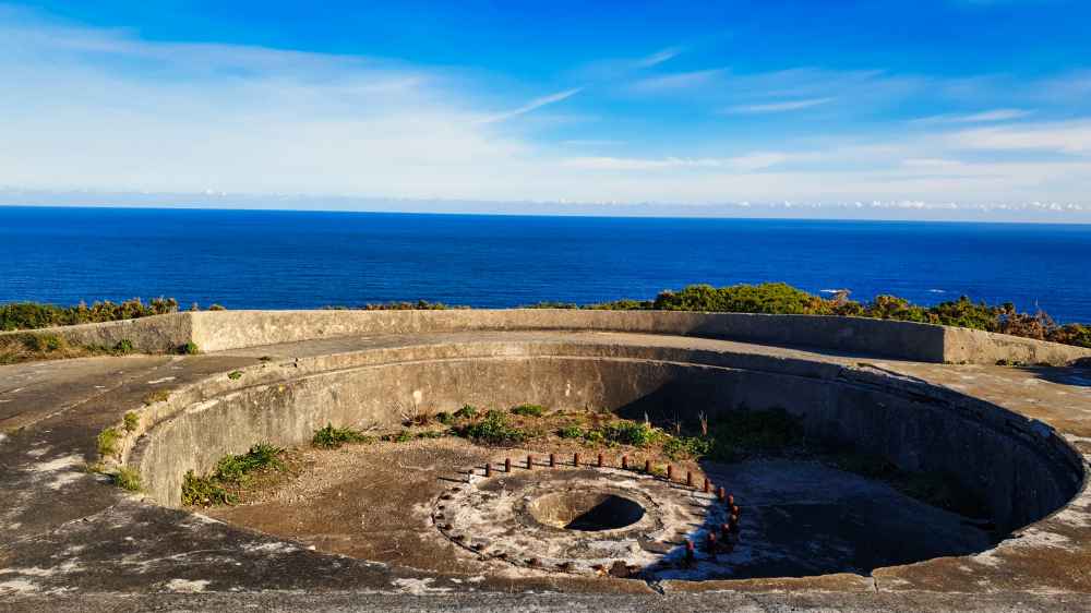 Antiguo foso de una batería militar abandonada de Cabo de Prior frente al océano Atlántico en Galicia