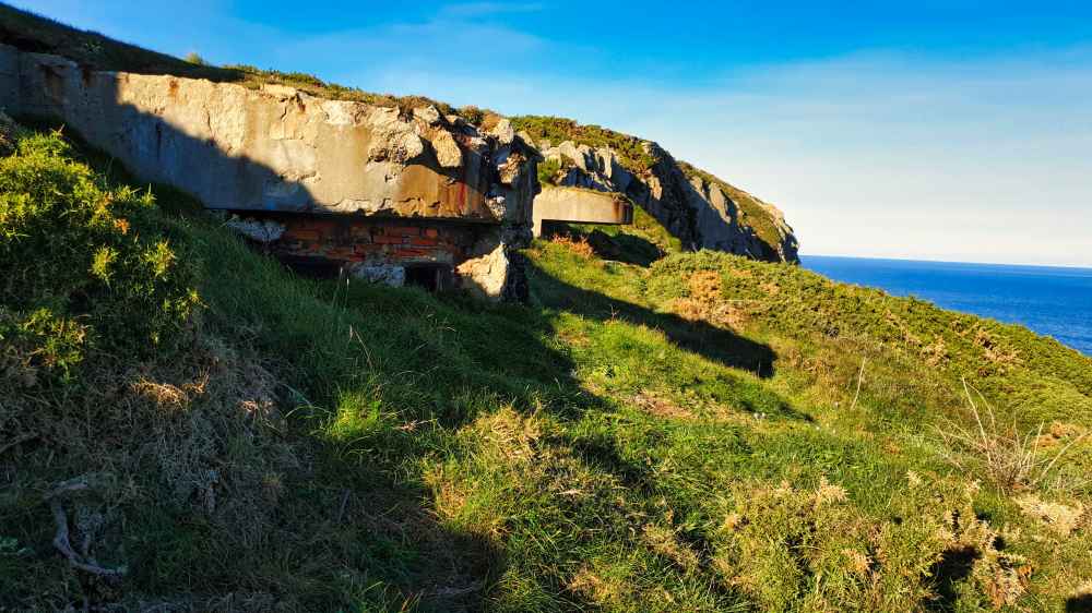 Recorriendo los búnkeres militares abandonados de Cabo Prior
