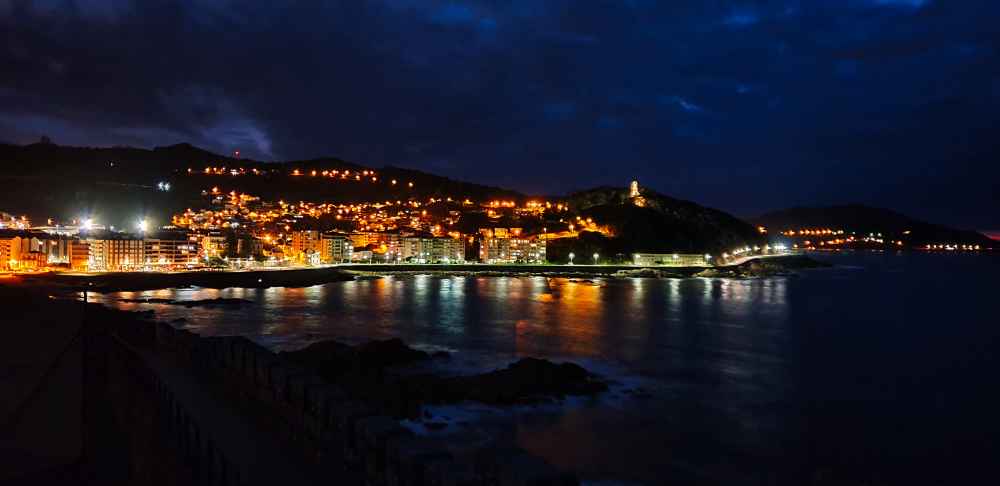 Luces de la localidad de Bayona reflejadas en el océano Atlántico