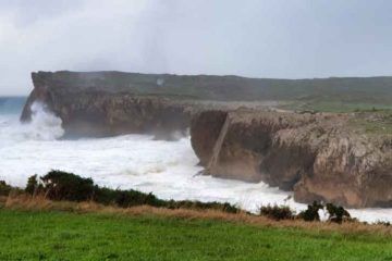 El mar Cantรกbrico rompiendo contra los acantilados en los Bufones de Prรญa - Van and to Discover