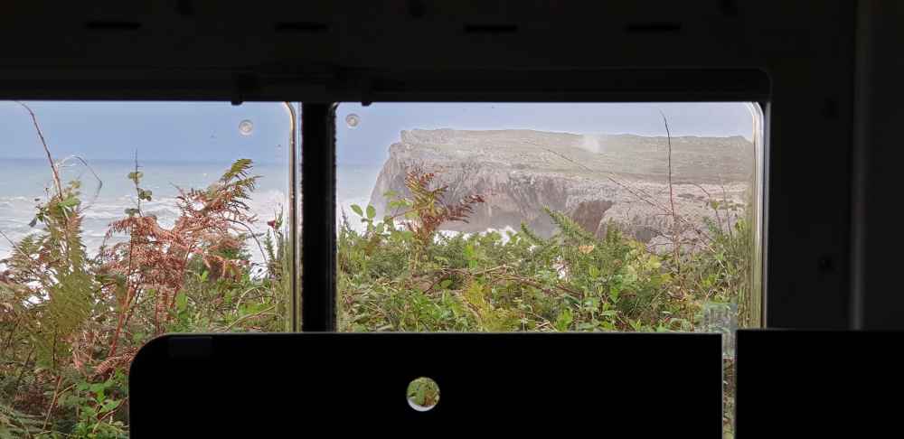 Vistas desde la ventana de furgoneta camper de Van and to Discover de los Bufones de Pría en Asturias