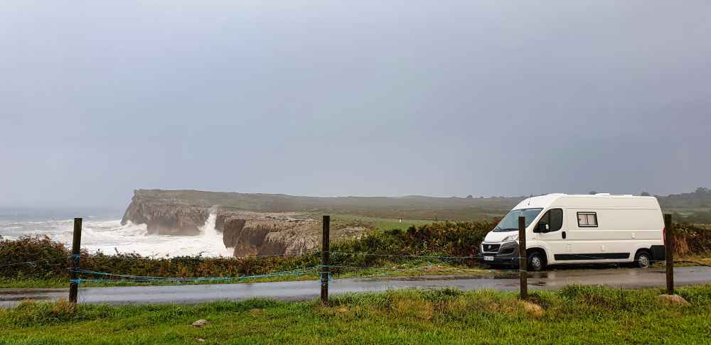 Furgoneta camper de Van and to Discover estacionada junto a los Bufones de Pría en Asturias