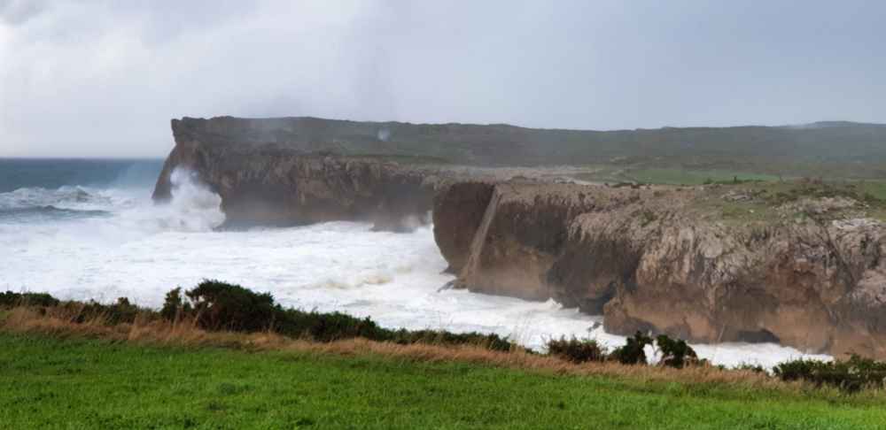 El mar Cantábrico rompiendo contra los acantilados en los Bufones de Pría - Van and to Discover