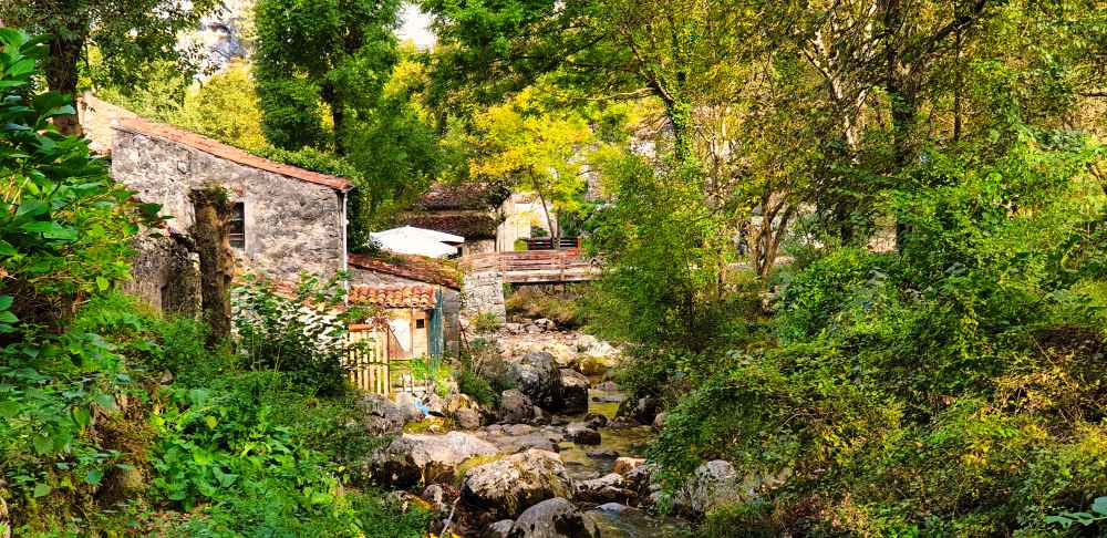 Casas tradicionales y entorno junto al río en el barrio de La Villa de Bulnes Van and to Discover ruta por Asturias en furgoneta camper