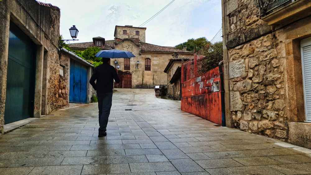 Juanma de Van and to Discover paseando por las calles del casco histórico de Puebla del Caramiñal