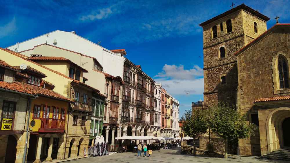 Iglesia Vieja de Sabugo en el casco histórico de Avilés - Van and to Discover