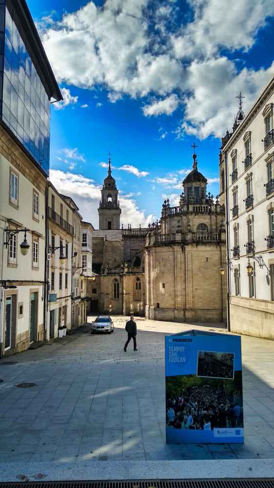 Van and to Discover paseando por el casco histórico de Lugo en su viaje en furgoneta camper