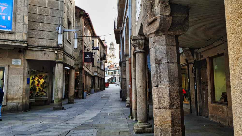 Van and to Discover paseando por el casco histórico empedrado de Pontevedra
