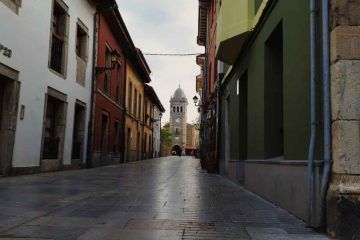 Calles del casco histรณrico de Luanco - Van and to Discover