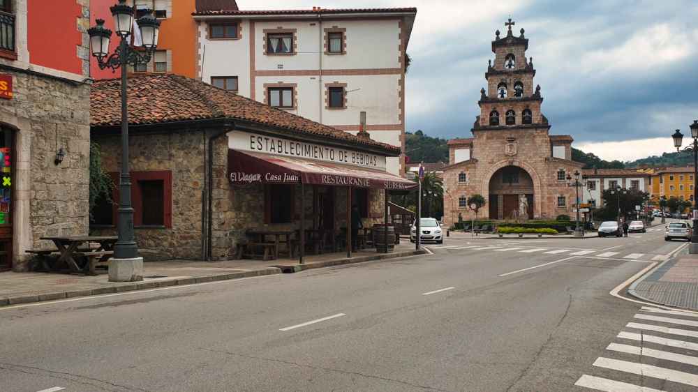 Calle del casco histórico de Cangas de Onís con la Iglesia de la Asunción - Van and to Discover