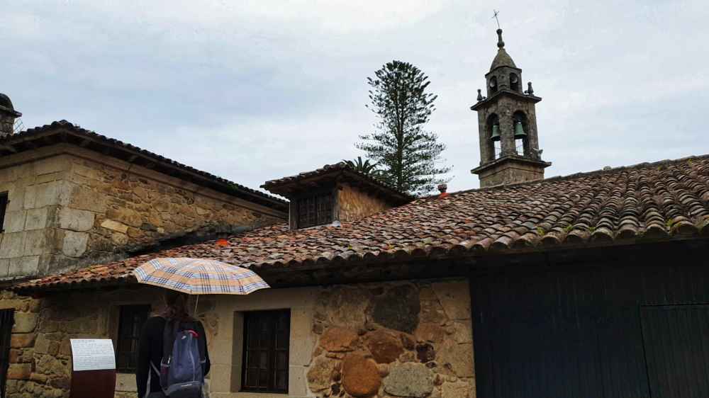 Elena de Van and to Discover frente a la iglesia de Puebla del Caramiñal en su ruta por Galicia en furgoneta camper