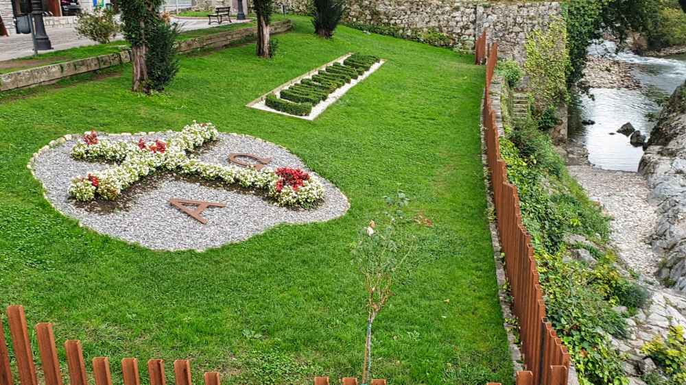 Jardín de Cangas de Onís con la Cruz de la Victoria - Van and to Discover