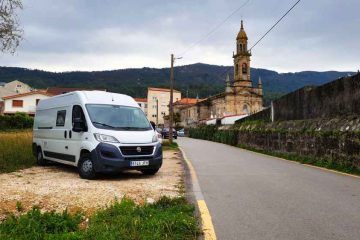 Furgoneta camper de Van and to Discover estacionada a escasos metros del Hรณrreo de Carnota y la Iglesia de Santa Columba en la ruta por Galicia