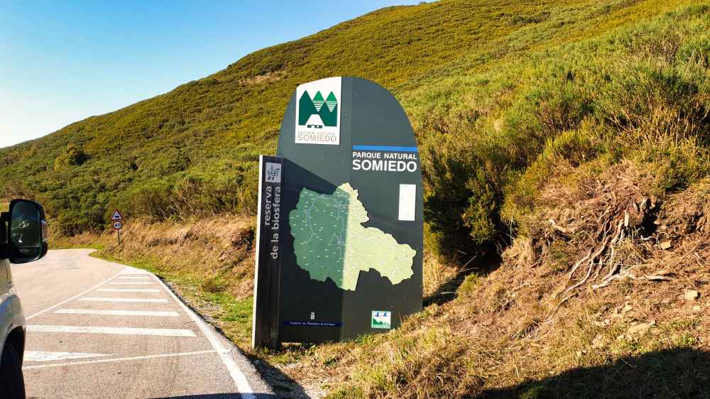 Panel con mapa del Parque Natural de Somiedo en lo Alto de la Farrapona. Visita a los Lagos de Saliencia de Van and to Discover.