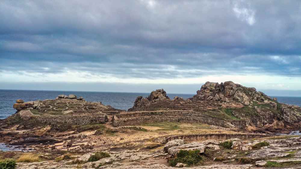 Estructuras de piedra del yacimiento arqueológico de Castro de Baroña