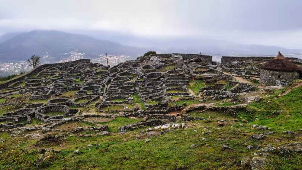 Ruinas arqueolรณgicas en el Castro de Santa Tecla, Galicia