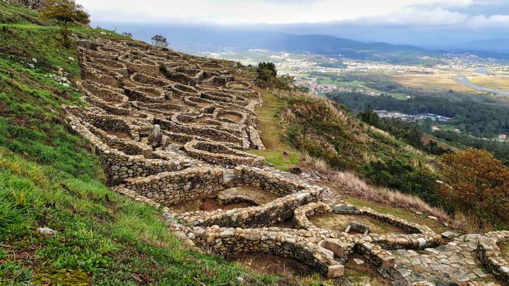 Estructuras circulares de piedra del Castro de Santa Tecla