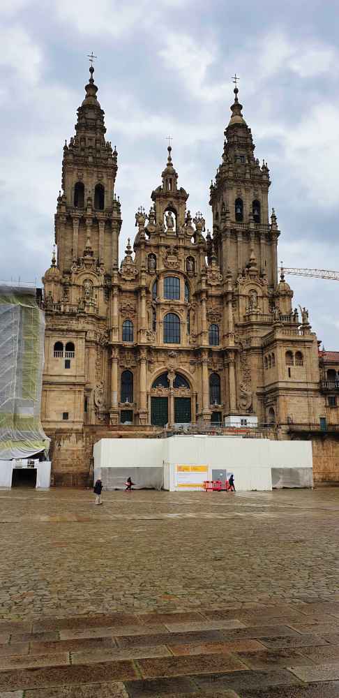 Vista de la Catedral de Santiago y de la Plaza del Obradoiro en un día lluvioso