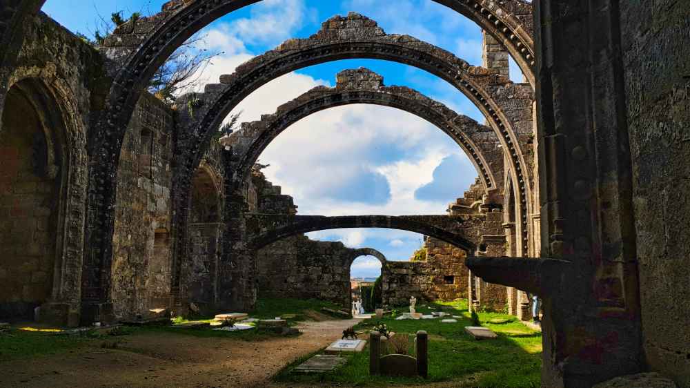 Arcos apuntados de piedra de las ruinas de la Iglesia de santa Mariรฑa de Dozo en Cambados