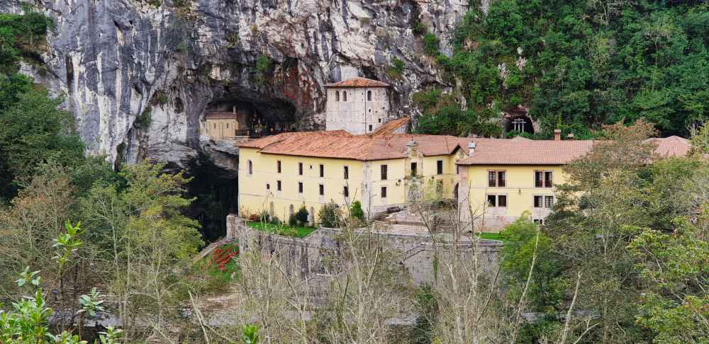 Conjunto monumental del Santuario de Covadonga, del edificio principal y la Santa Cueva excavada en la roca