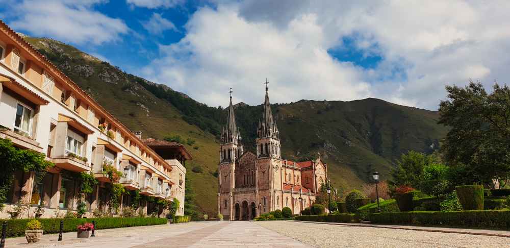 Fachada de piedra de la Basílica de Santa María la Real de Covadonga en Asturias en la ruta en camper por Asturias