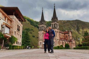 Juanma y Elena de Van and to Discover frente a la Basรญlica de Santa Marรญa la Real de Covadonga durante su viaje en furgoneta camper por Asturias