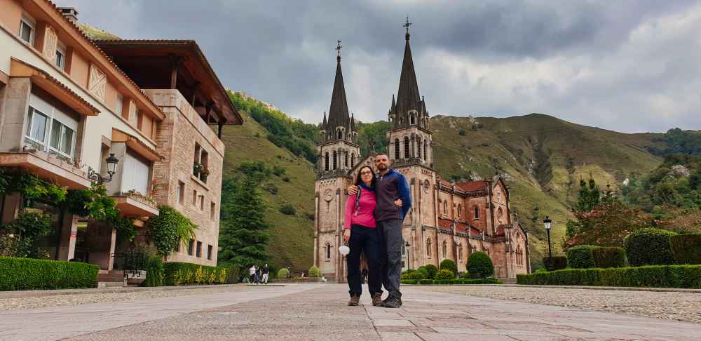 Juanma y Elena de Van and to Discover frente a la Basílica de Santa María la Real de Covadonga durante su viaje en furgoneta camper por Asturias