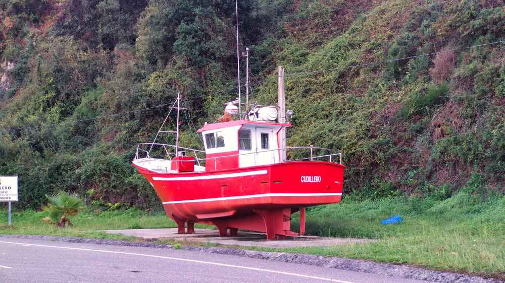 Antiguo barco pesquero a la entrada del pueblo de Cudillero - Van and to Discover