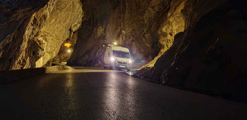 Furgoneta camper de Van and to Discover en la Cuevona de Cuevas en Ribadesella