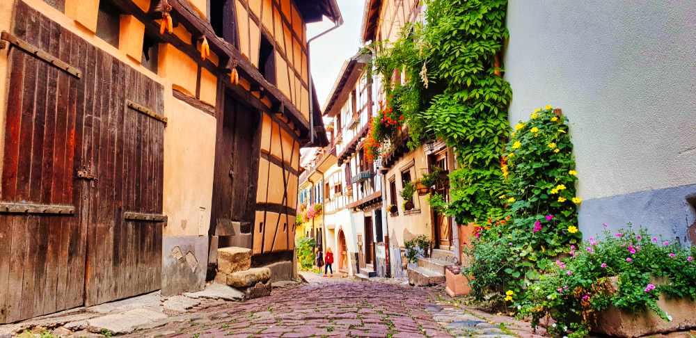 Calles empedradas, fachadas con entramados de madera del casco antiguo de Eguisheim - Alsacia en furgoneta camper