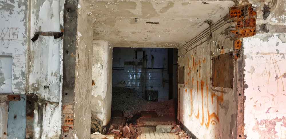 Interior deteriorado de un búnker militar abandonado en Cabo Prior en la visita de Juanma y Elena de Van and to Discover