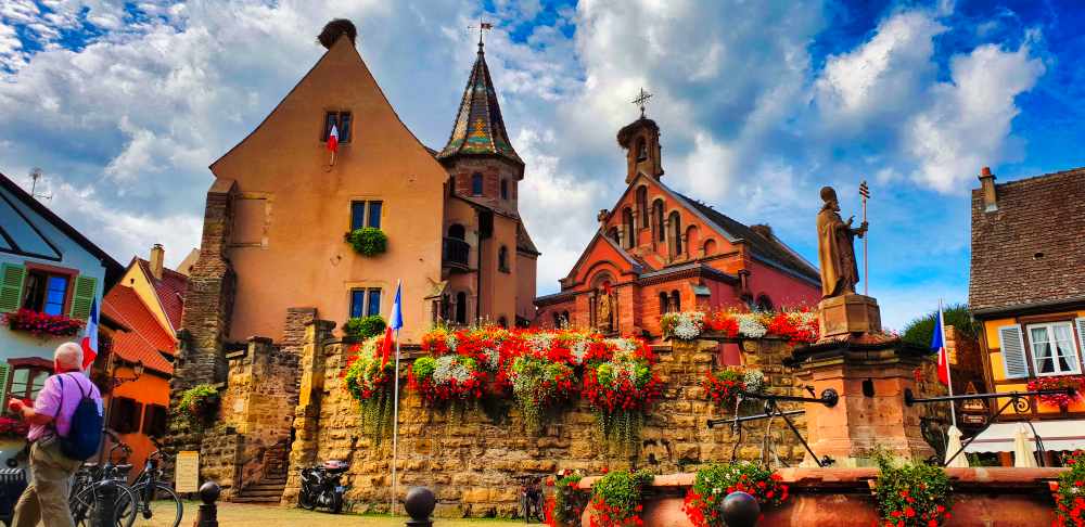 Plaza del Castillo de Saint León de Eguisheim - Van and to Discover