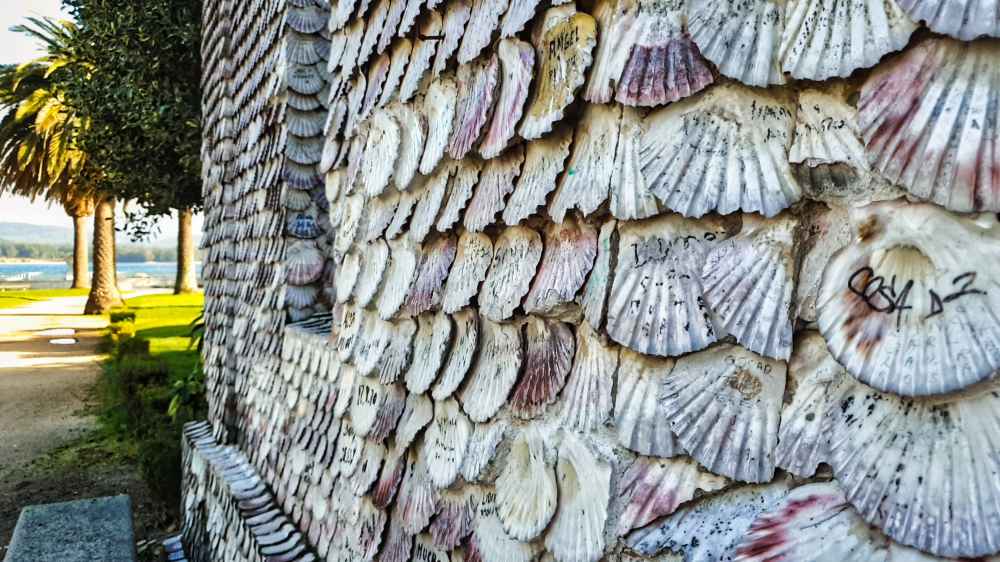 Primer plano de las conchas que recubren las paredes de la Ermita en la Isla de la Toja