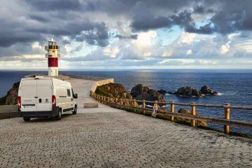 Furgoneta camper de Van and to Discover estacionada en el Faro de Cabo Ortegal en la ruta por Galicia
