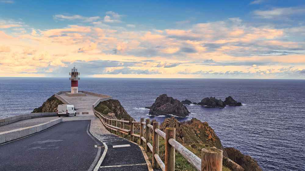 Furgoneta camper de Van and to Discover en el Faro de Cabo Ortegal durante su increíble ruta por Galicia en furgoneta camper