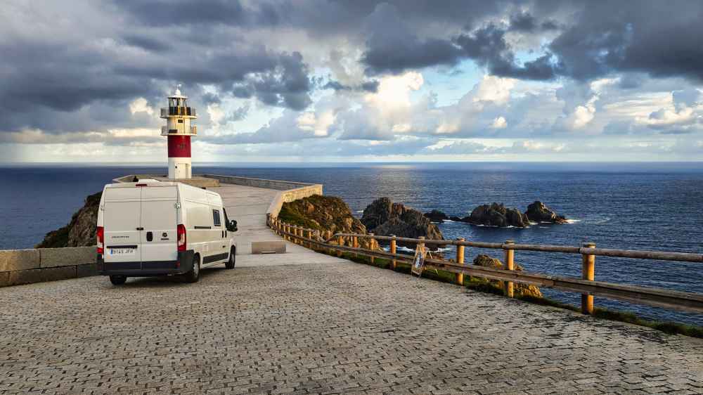 Furgoneta camper de Van and to Discover estacionada en el Faro de Cabo Ortegal en la ruta por Galicia