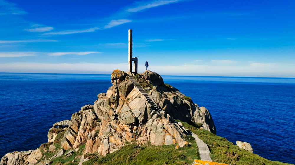 Juanma de Van and to Discover mirando el mar desde lo alto del acantilado en Cabo Prior, Galicia