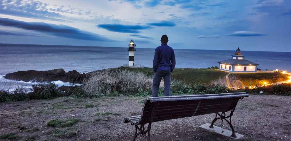 Juanma de Van and to Discover visitando el Faro de Isla Pancha al atardecer en la ruta en furgoneta camper por Galicia