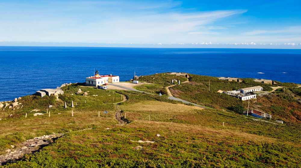 Vista aérea del paisaje de Cabo de Prior con el edificio del faro y los antiguos edificios militares.