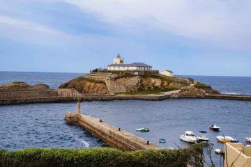 Faro de Tapia de Casariego junto a los Diques del puerto - Van and to Discover