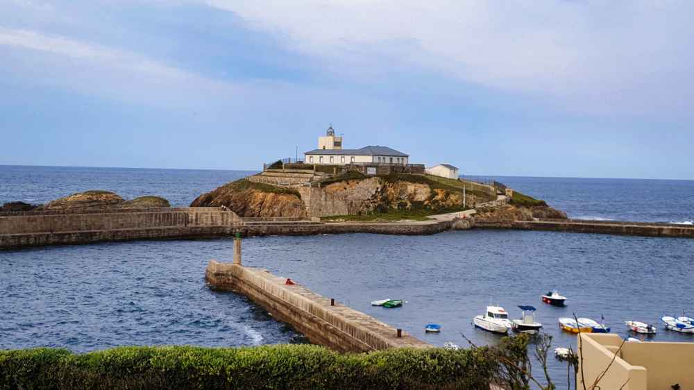 Faro de Tapia de Casariego junto a los Diques del puerto - Van and to Discover